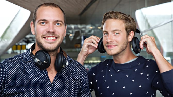 Founders van Pelican House met hun huur-hoofdtelefoons.
