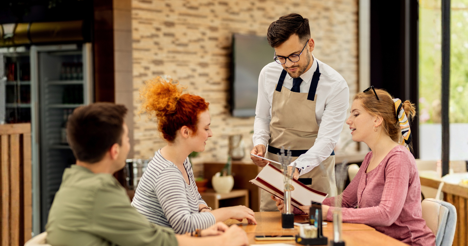 8 restaurant behaviors that can quickly tell servers you grew up with money, even if you’re dressed casually