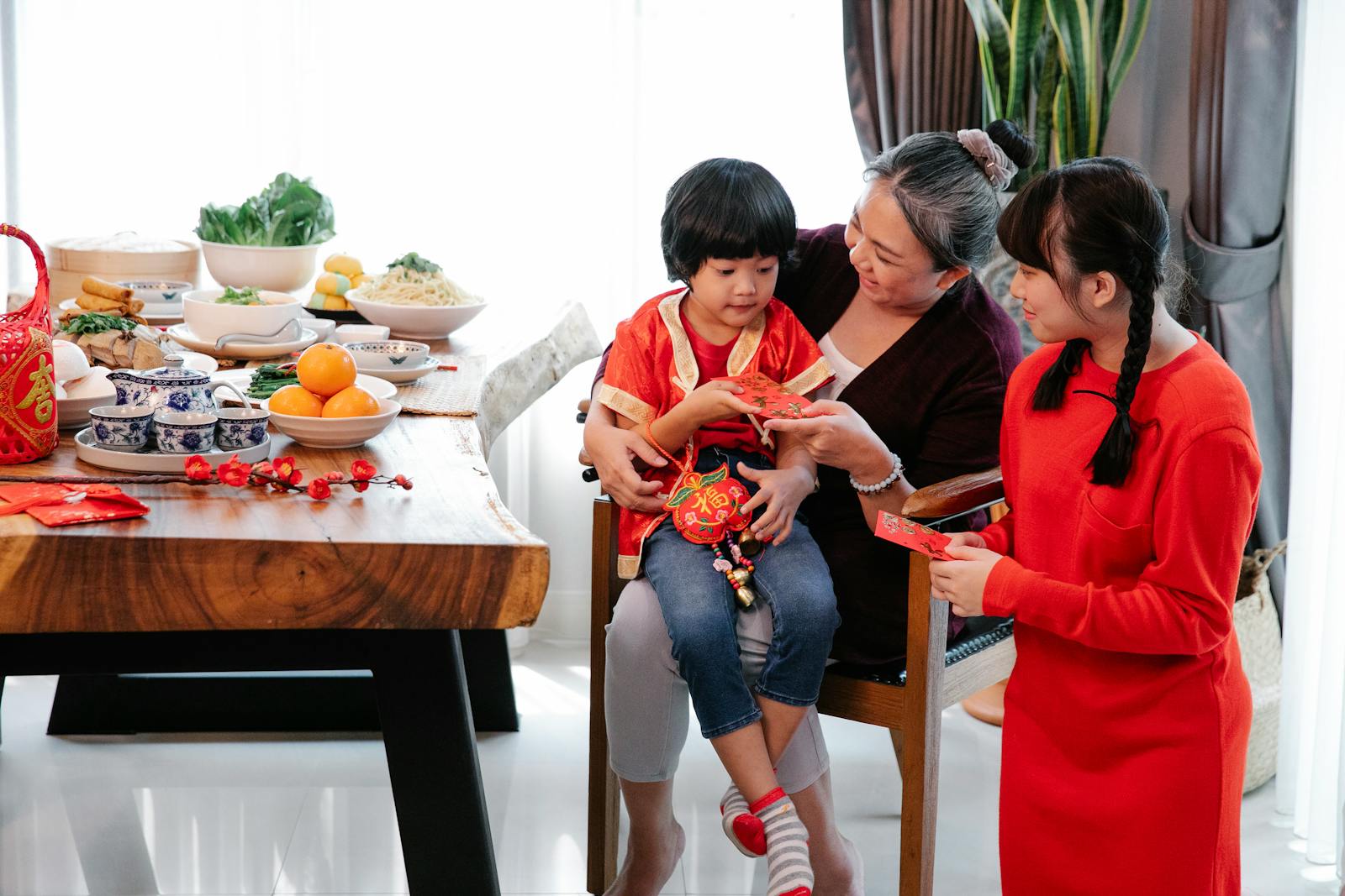 What happens when someone stops performing gratitude at Chinese New Year dinner