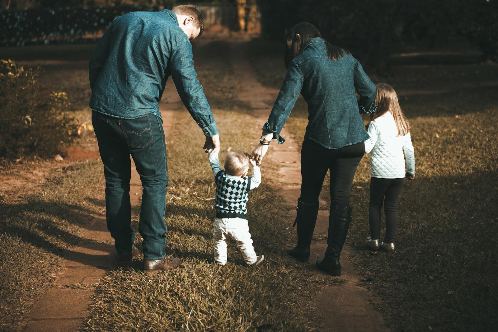 child between parents