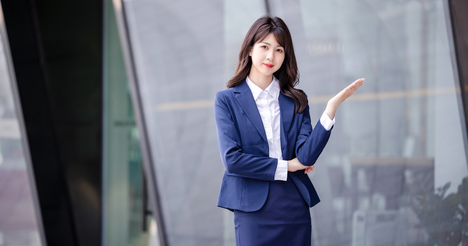 9 quiet signs a woman has class that have little to do with money or appearance