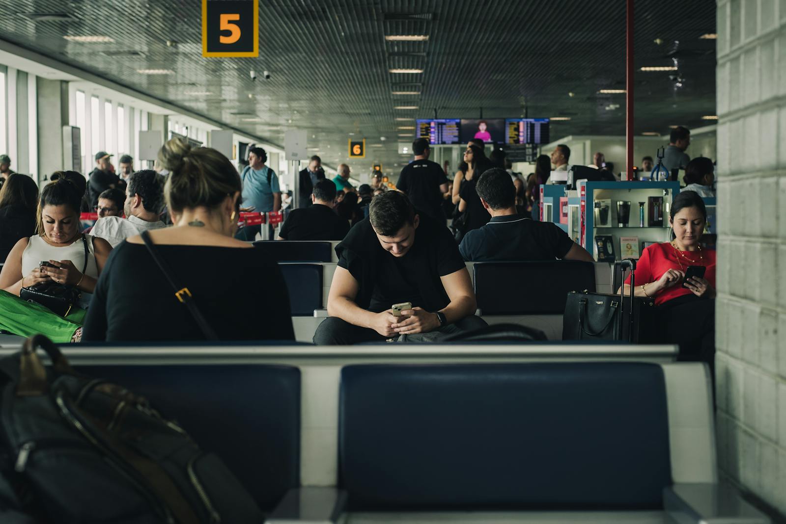 indian airport travelers smartphone
