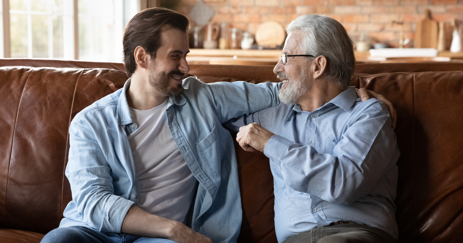 People who stay genuinely close to their parents well into adulthood often trace it back not to big occasions or careful conversations, but to a single quiet certainty: that arriving imperfect was never going to cost them anything