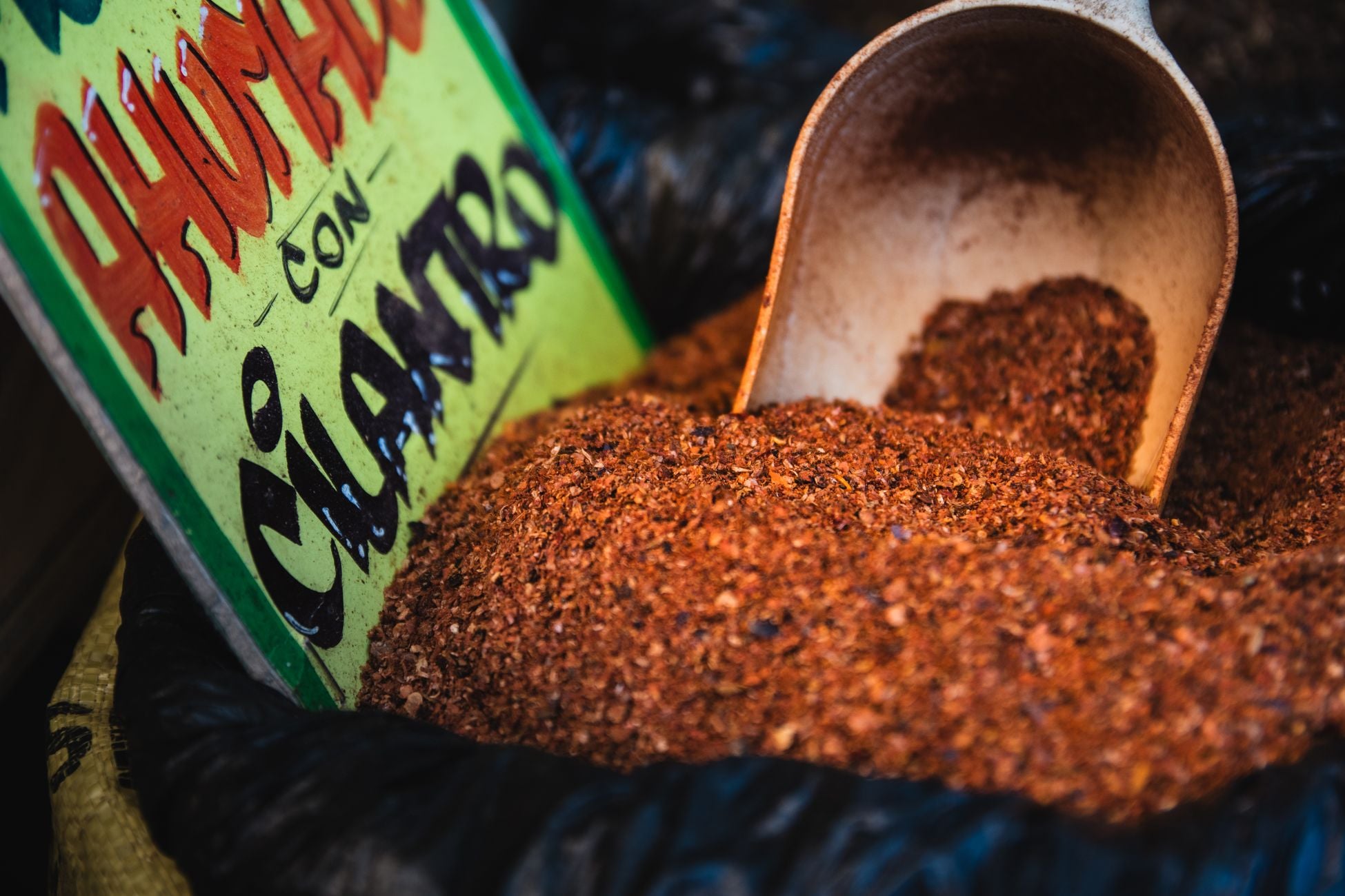 Close-up of a vibrant spice mix featuring smoked cilantro at Chillán market.
