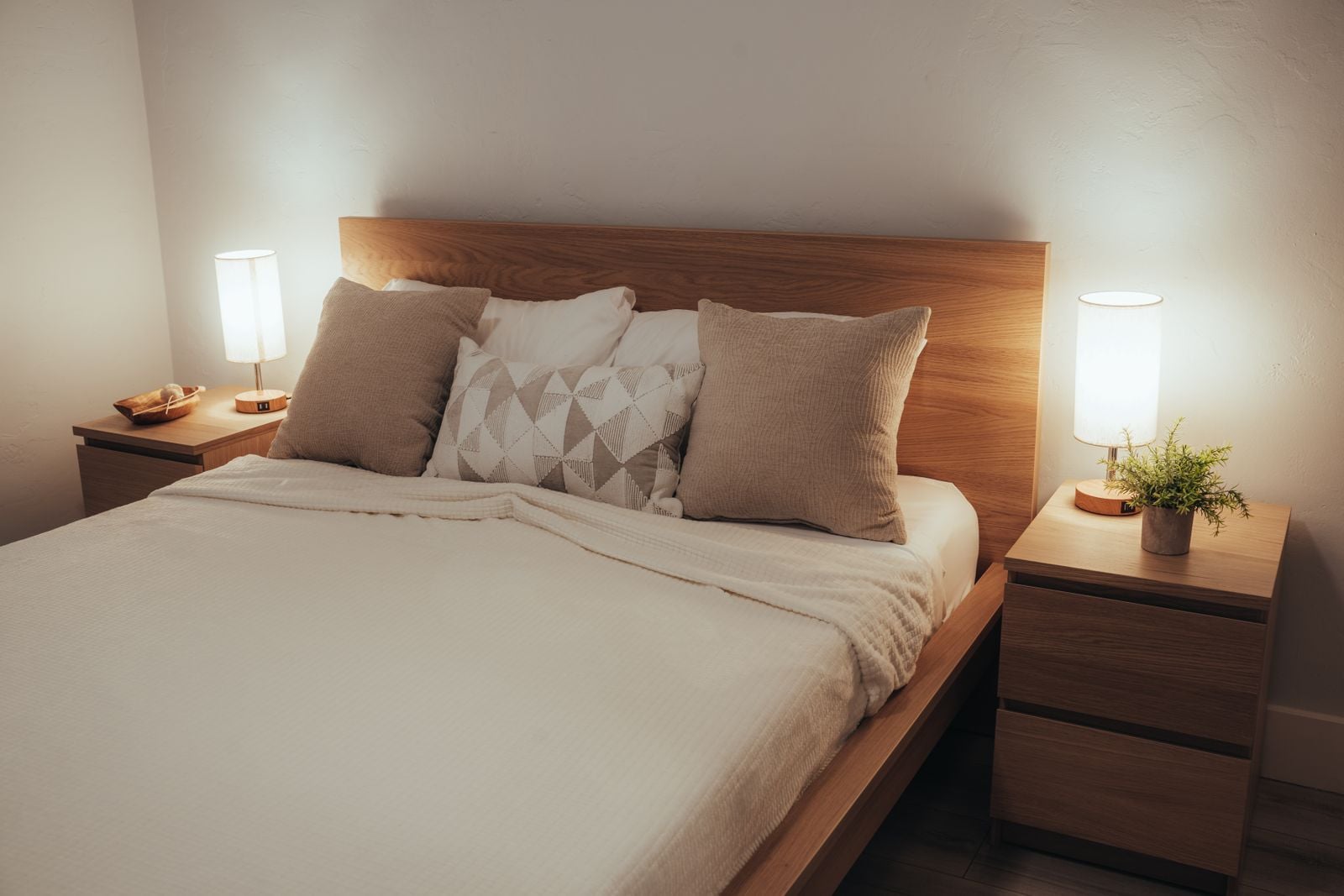 nightstand bedside lamp
