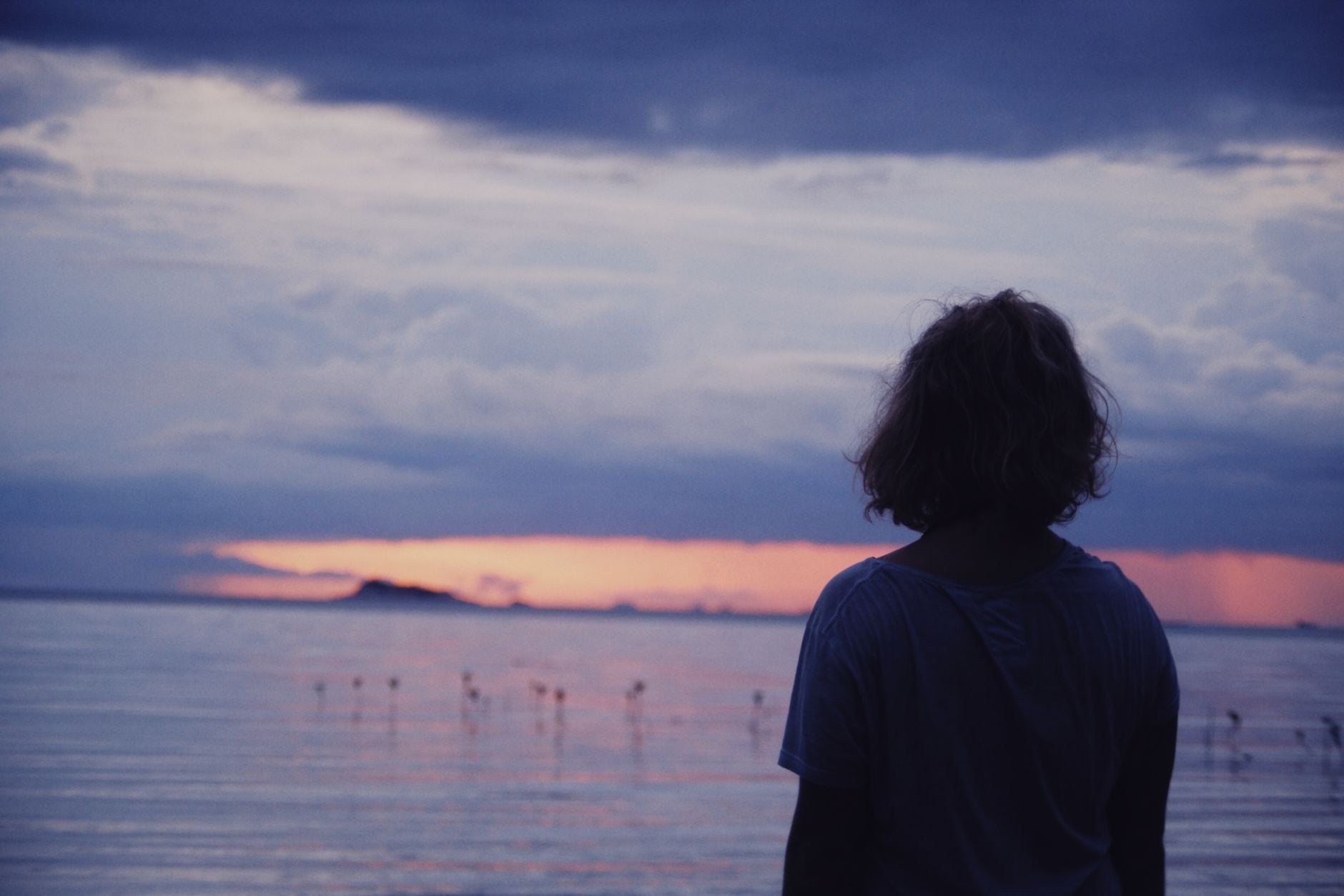 Psychology suggests that people who feel drawn to the ocean aren’t just being sentimental: research on “blue spaces” finds that time near water is linked with lower stress, better mood, and a restorative state of effortless attention — the kind of calm, lightly absorbed focus that can feel almost meditative.